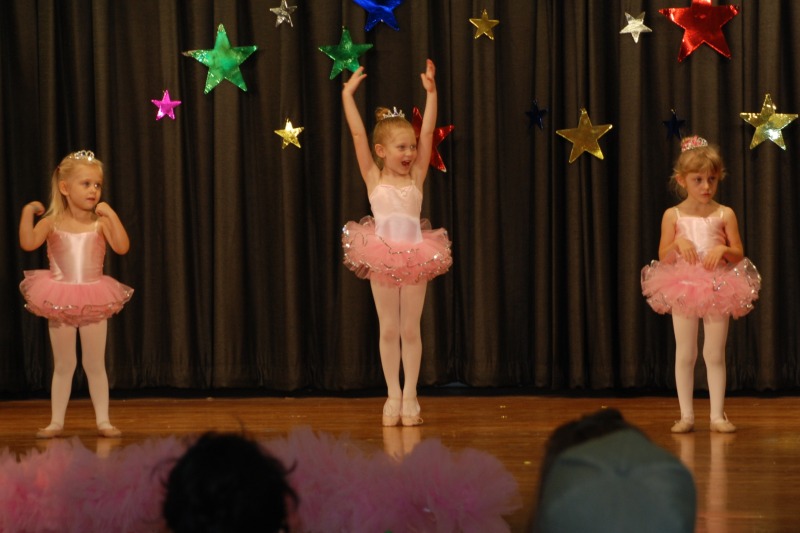 2012/05(May)/Sydney's Dance Recital/800x600_2012-05-12-Sydney's Recital-05.jpg